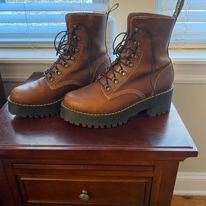 DR. MARTENS Leona Platform Boot